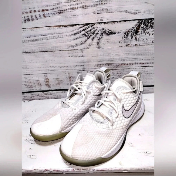 Nike LeBron Witness 3 Shoes in White Chrome size 8 Athletic Basketball Active - Picture 6 of 10